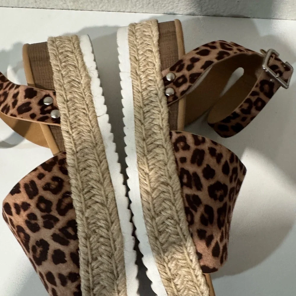 SODA Open Toe Buckle Ankle Strap cheetah Espadrilles Platform wedge size 8